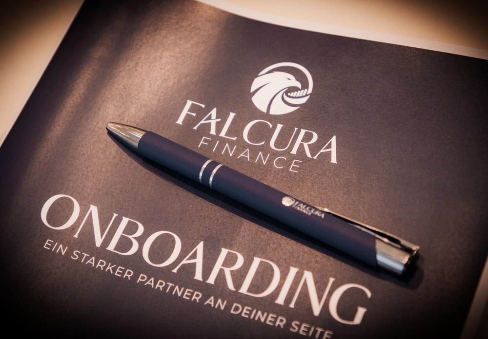 FALCURA-Onboarding-Mappe mit Stift