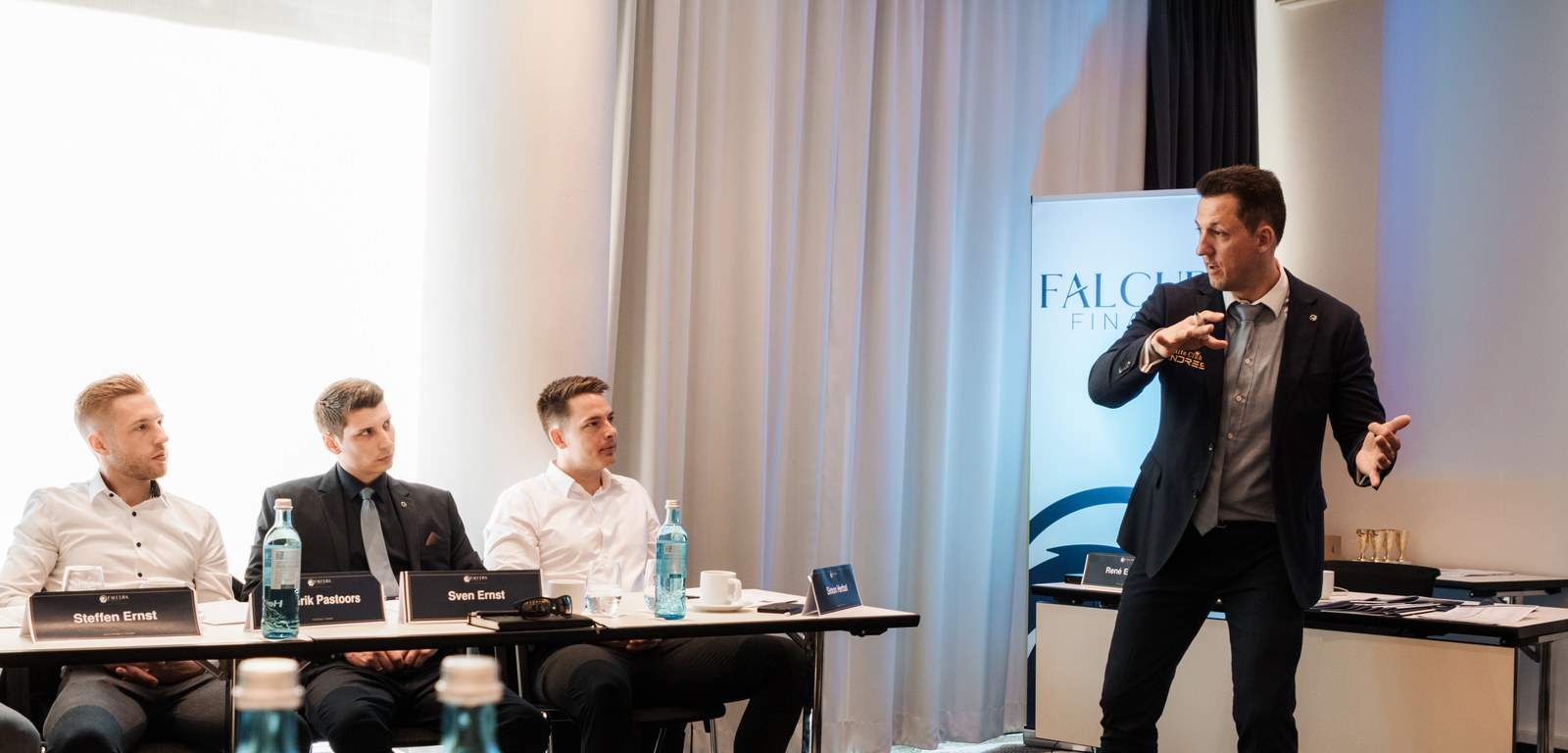 Schulung bei FALCURA Finance: Trainer vor Beratern im Seminarraum